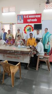 ज्येष्ठ नागरिक सेवा संघ, मिरज येथे आयोजित एनसीएमसी कार्ड नोंदणी शिबिरात उपस्थित ज्येष्ठ नागरिक, संघटनेचे अध्यक्ष, उपाध्यक्ष, पदाधिकारी तसेच श्री कृष्णा सोशल फाउंडेशनचे संस्थापक अध्यक्ष व श्री कृष्णा इंटरप्राईजेस डिजिटल ऑनलाइन सेवा केंद्राचे मालक श्री. प्रशांत पवार.
मिरज, प्रतिनिधी :
श्री कृष्णा सोशल फाउंडेशन संचलित श्री कृष्णा इंटरप्राईजेस डिजिटल ऑनलाइन सेवा केंद्र यांच्या संयुक्त विद्यमाने ज्येष्ठ नागरिक सेवा संघ, मिरज येथे ज्येष्ठ नागरिकांसाठी विशेष एनसीएमसी कार्ड नोंदणी शिबिराचे आयोजन करण्यात आले. या शिबिरास ज्येष्ठ नागरिकांचा उत्स्फूर्त प्रतिसाद लाभला.
सकाळी ११.०० ते दुपारी २.०० या वेळेत पार पडलेल्या या शिबिरामध्ये सुमारे ५० ज्येष्ठ नागरिकांची एनसीएमसी कार्ड नोंदणी करण्यात आली. ज्येष्ठ नागरिकांना आवश्यक कागदपत्रांची माहिती देऊन नोंदणी प्रक्रिया सुलभ व जलद पद्धतीने पूर्ण करण्यात आली.
या कार्यक्रमास ज्येष्ठ नागरिक सेवा संघाचे अध्यक्ष, उपाध्यक्ष तसेच सर्व मान्यवर पदाधिकारी उपस्थित होते. तसेच श्री कृष्णा सोशल फाउंडेशनचे संस्थापक अध्यक्ष व श्री कृष्णा इंटरप्राईजेस डिजिटल ऑनलाइन सेवा केंद्राचे मालक श्री. प्रशांत पवार हे स्वतः उपस्थित राहून शिबिराचे नियोजन, मार्गदर्शन व नोंदणी प्रक्रियेवर देखरेख करत होते.
उपस्थित मान्यवरांनी या उपक्रमाचे कौतुक करत ज्येष्ठ नागरिकांना शासनाच्या विविध सुविधांचा लाभ मिळवून देण्यासाठी अशा प्रकारचे उपक्रम सातत्याने राबविण्याची गरज व्यक्त केली.
शिबिराच्या यशस्वी आयोजनासाठी श्री कृष्णा सोशल फाउंडेशन, श्री कृष्णा इंटरप्राईजेस डिजिटल ऑनलाइन सेवा केंद्र व ज्येष्ठ नागरिक सेवा संघ यांच्या सर्व पदाधिकारी व कार्यकर्त्यांनी विशेष परिश्रम घेतले. उपस्थित ज्येष्ठ नागरिकांनीही या उपक्रमाबद्दल समाधान व्यक्त करून आयोजकांचे आभार मानले.